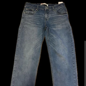 Levis jeans - Klassiska blå Levis jeans med rak passform och fem fickor. De är använda 1-2 gånger och är perfekta för en avslappnad stil och passar till det mesta i garderoben. Pris ej hugget i sten