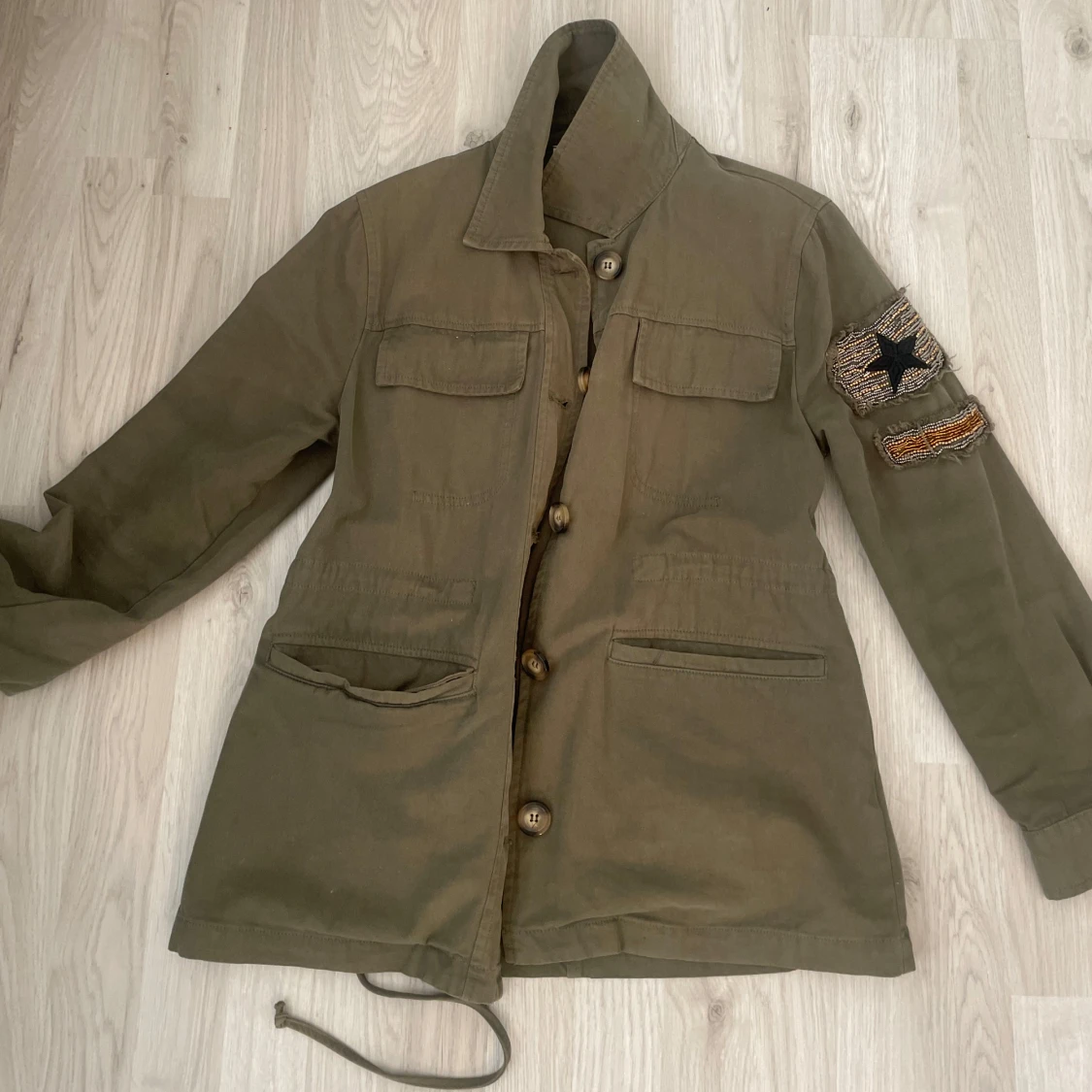 Olivgrön militärinspirerad jacka med patch - 1