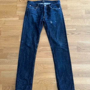 A.P.C. Jeans - Ett par A.P.C. selvedge jeans i midja 30 med snygg slitning som syns på bilderna (Jeansen har inga andra defekterj. Om du undrar något om plagget är det bara att skriva!