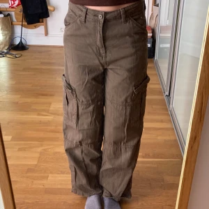 Gröna cargobyxor från H&M - Säljer ett par gröna cargobyxor från H&M i storlek XS. Byxorna har flera praktiska fickor och en loose passform. De ser väldigt bruna ut på bilden men de är mer gröna i verkligheten. Nypris 250kr. Priset kan diskuteras. 💞💞