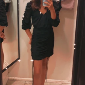 Svart klänning gina  - Svart klänning från Gina. Perfekt för fest eller nu till sommaren. Använd fåtal gånger och säljs pågrund av att den tyvärr blivit för liten. 