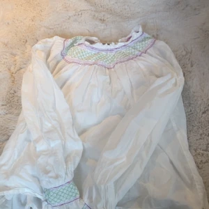 Blus - En fin blus från Scotch & Soda med snygga detaljer på armarna och vid nacken❣️