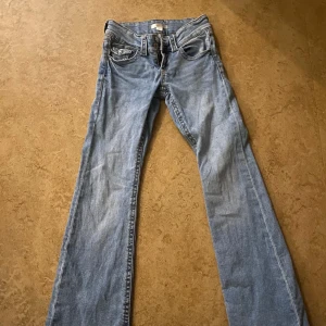 Jeans  - Låg midja det jeans får Gina Tricot säljer dom för att jag köpte för liten storlek❤️ storlek är 152 