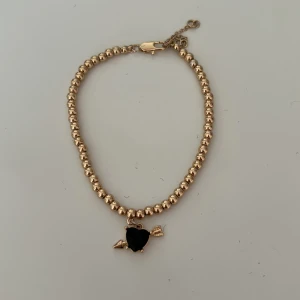 Armband från Gina tricot🤍 - Säljer ett armband som jag trodde var ett halsband men som då var ett armband, så det är derför jag säljer det, har du frågor,? Skriv!❤️