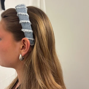 ljusblå jeans diadem - vårt skit coola och unika diadem som är gjort av återvunna jeans, passar till att kombinera med jeans plagg eller för att piffa upp en outfit 💙🙏🏼 99kr+ frakt !!