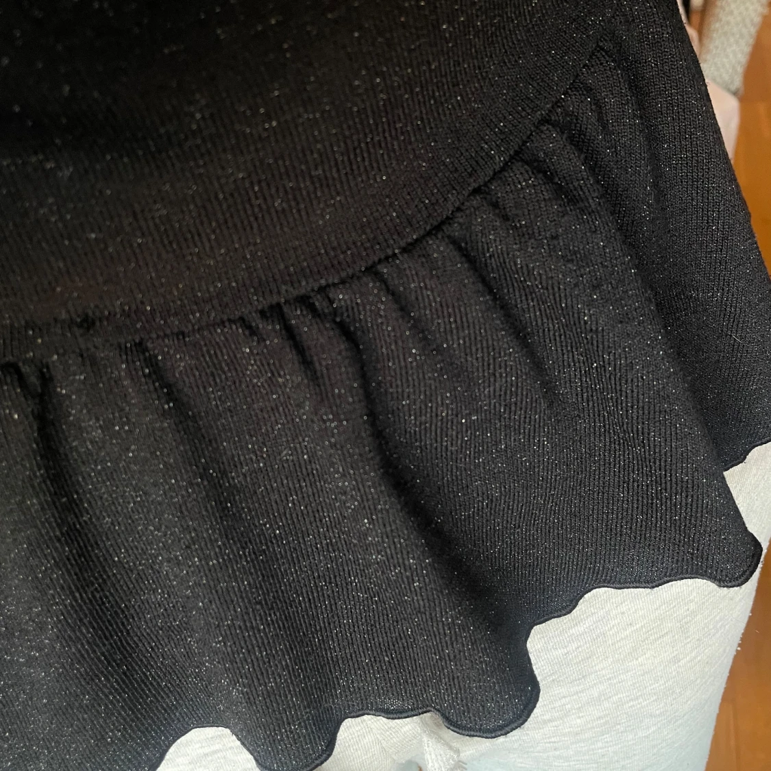 Svart glittrig topp från Gina Tricot - 1