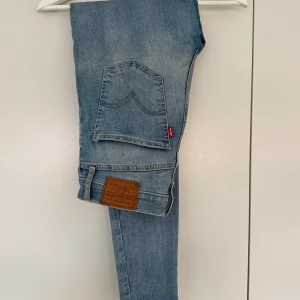 Levi's Mile High Super Skinny Jeans - Snygga Levis jeans i modellen ”Mile high super skinny” storlek W27 L32. Har lite defekter (kolla bilder) ena sömnen på bakfickan har sprättat upp sig, samt väldigt svaga små fläckar, syns nästan inte. 🤍