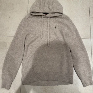 Morris hoodie  - Säljer nu denna riktigt snygga Morris hoodie. Ny pris: ca 2300. Storlek: M.//Wilmer