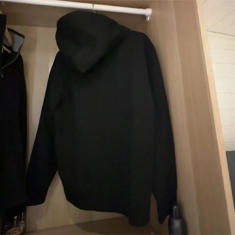 Säljer en stilren svart hoodie från Ralph Lauren med dragkedja och det klassiska logotypbroderiet på bröstet. Perfekt för en avslappnad stil. Den har långa ärmar och en praktisk huva med dragsko. Skriv vid frågor!!!. Neuletakit & Villapaidat.
