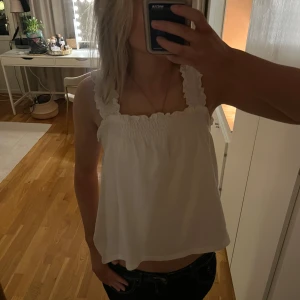 Vitt linne - Jätte sött linne från Kappahl som inte säljs längre! Storlek xs 