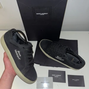 Saint Laurent skor  - Säljer dessa riktigt fräscha saint Laurent skor✅ strl 40-41✅ skick 9 av 10✅ box, kort osv medkommer✅ öppen för frågor!👌BYTEN TAS!