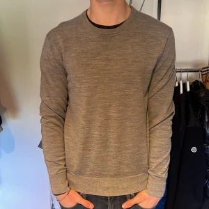 Kashmir Tröja från uniqlo  - Tja, säljer en stilren grå tröja från Uniqlo i kashmir. Sitter skit najs inga defekter hör av dig vid frågor eller funderingar. Priset kan diskuteras!