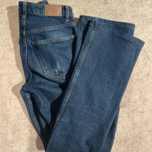 Low waist jeans bootcut - Snygga blå jeans från Perfect Jeans by Gina med klassisk femficksdesign och Lågmidjade . De har en rak passform och är tillverkade i slitstarkt denim. Perfekta för en avslappnad stil. Aldrig använda 