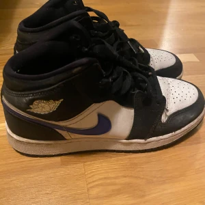 Nike Air Jordans  - Snygga Nike Air Jordans i svart och vit med blå detaljer.Perfekta för dig som älskar streetwear och vill ha en stilren look. Rengör såklart innan jag skickar. Där det är mörkare på det vita är pga ludd som har fastnat och inte smuts. Pris kan diskuteras köpta för 1500 