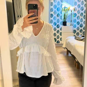 Fin blus  - Jätte fin blus från vero moda i strl S, säljes då den inte kommer till användning.  Hör av er vid frågor 💕