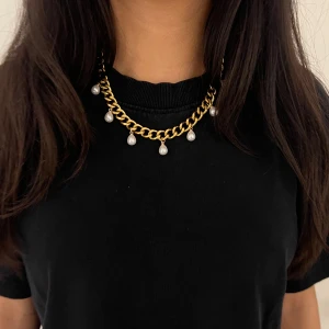 Guldhalsband med pärlor - Elegant guldhalsband med tjock kedja och hängande pärlor. Perfekt för att ge en lyxig touch till din outfit.