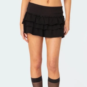 svart volangkjol - Helt ny från Edikted i storlek s, lägg gärna bud