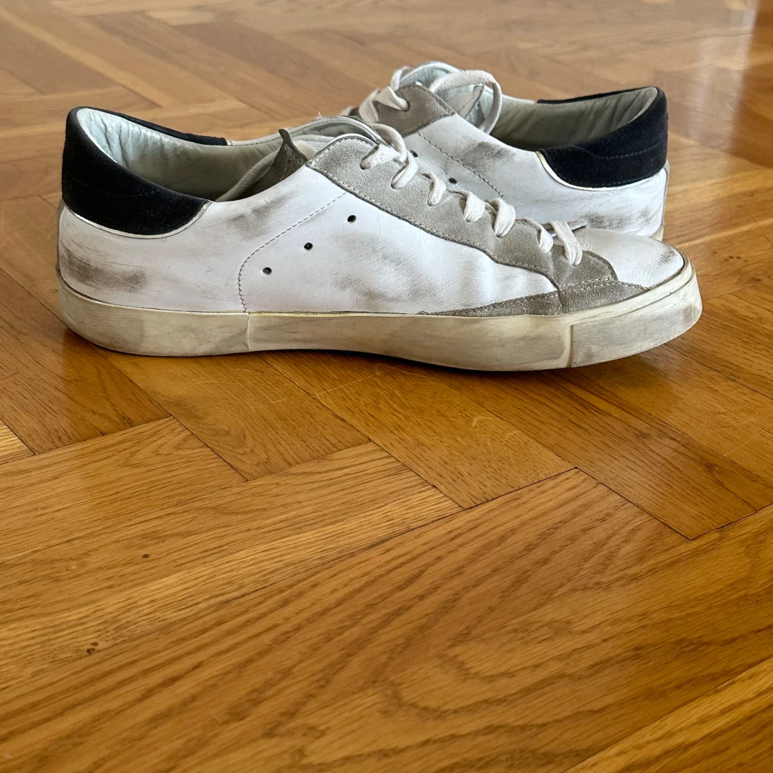 Vita sneakers med svarta detaljer - 1