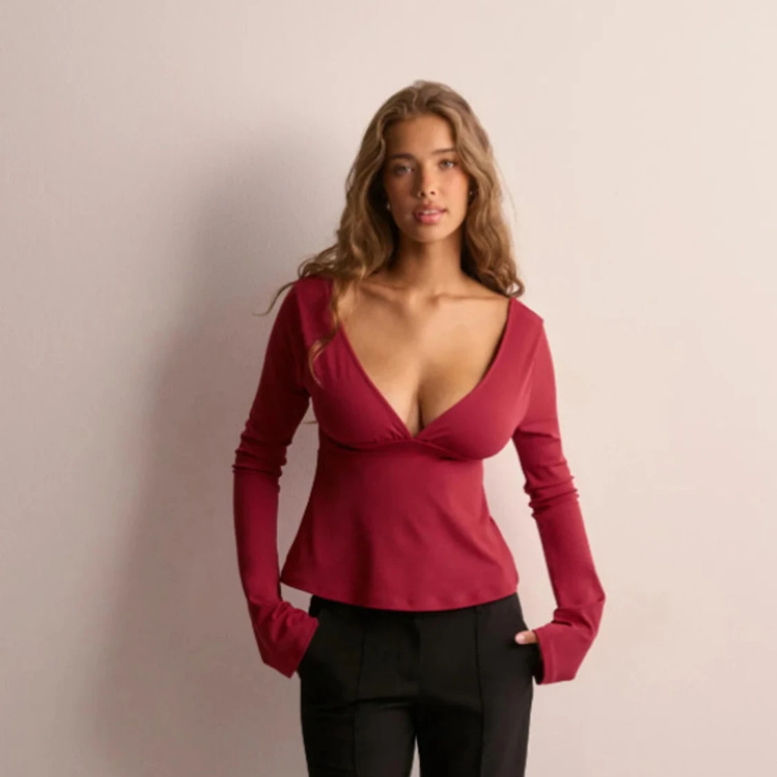 Röd långärmad topp med öppen rygg - 2