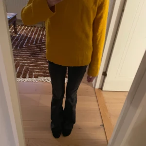 Gul stickad tröja - Säljer en härlig gul stickad tröja med lång ärm. Perfekt för att lysa upp garderoben med en färgklick. Tröjan har en normal passform och är skön att bära under kyligare dagar.