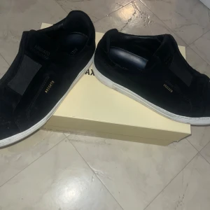  Axel Arigato 360 - Snygga svarta sneakers från Axel Arigato med en stilren design. Skorna har en elastisk detalj över vristen och en vit sula som ger en modern look. Perfekta för en avslappnad stil.