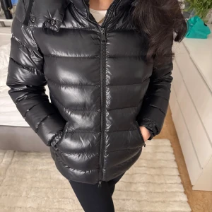 Moncler jacka - Moncler jacka i modellen bady. Jackan är i väldigt bra skick, sparsamt använd. Storlek 3 och passar mig som har S. Inköpt på NK Sthlm, säljes för 7000, priset kan diskuteras vid seriös affär. Nypris 17.000