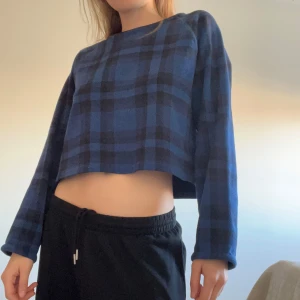 Cropped tröja  - Cropped blå tröja från Marc Jacobs, storlek S-M.