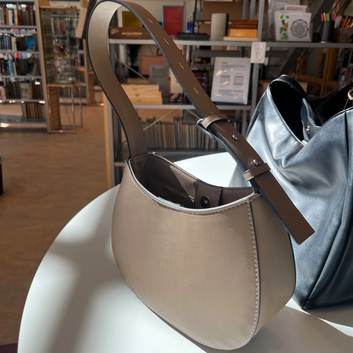 Beige axelväska - 1