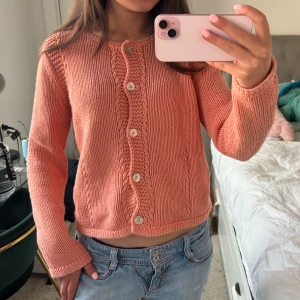 Persikofärgad stickad kofta - Så fin!!