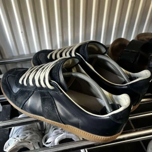 Maison margiela - Säljer nu dessa sjukt feta gatsen, storlek 41 men passar 42, de är i bra skick! Pris kan diskuteras, hör av er vid frågor!