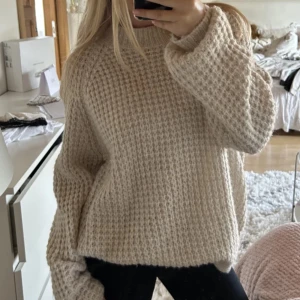 Beige stickad tröja - Mysig beige stickad tröja storlek S, perfekt med en kjol i sommar. 