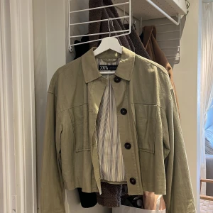Linnejacka från Zara - Säljer en beige linne jacka från Zara med knappar framtill