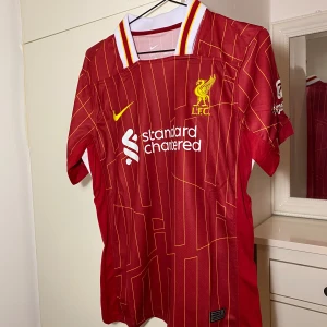 Liverpool FC fotbollströja - Finns S/M/L, helt ny, lappar och påse medföljer 
