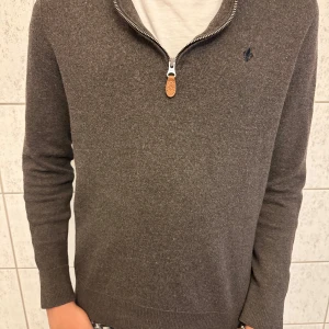Morris 100% merinowoll zip - fett Morris tröja i merinoull. Knappt använd, nästan nytt skick. Storleken är XL i barn och sitter som en XS i vuxen/herr. Om du är runt 160 kommer den sitta perfekt. Skriv vid funderingar💯👍