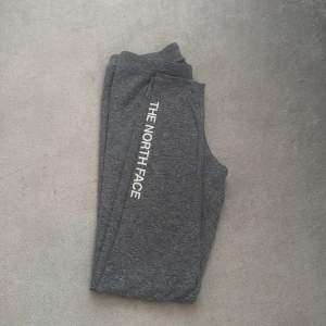 North Face Leggings i nyskick - Superfina The North Face leggings. Är i storlek S, de är bara använda 2 gånger.