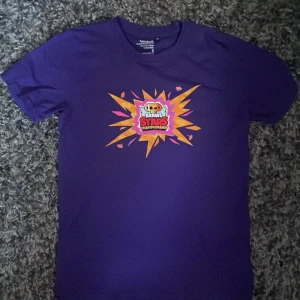 Lila t-shirt från Neutral - Säljer en cool lila t-shirt från Neutral med ett färgglatt tryck av Brawl Stars Championship på framsidan. Perfekt för gamingfans! T-shirten är kortärmad och gjord i mjuk bomull. Passar perfekt för en avslappnad stil. Fick den när jag var där 2023 på dream hack