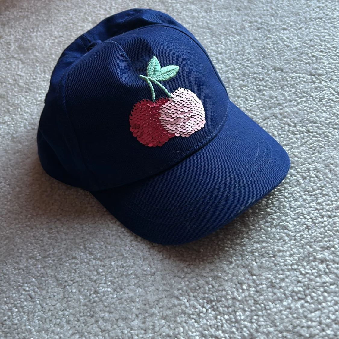 Blå keps med körsbärsmotiv från H&M