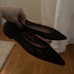 Svarta spetsiga ballerinaskor från Zara - Snygga svarta ballerinaskor från Zara med spetsig tå och elegant spetsdetalj. 🖤