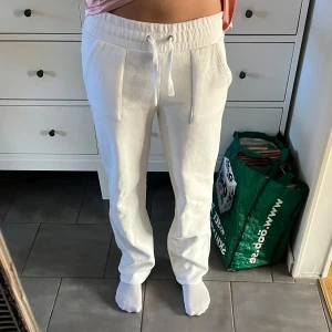 Vita mjukisbyxor från lager 157 - Säljer ett par vita mjukisbyxor med elastisk midja och snörning. Endast använts 2-3 gånger. Byxorna har fickor fram och bak, vilket gör dem både praktiska och bekväma. Köpta från lager 157 ”Stella”. 