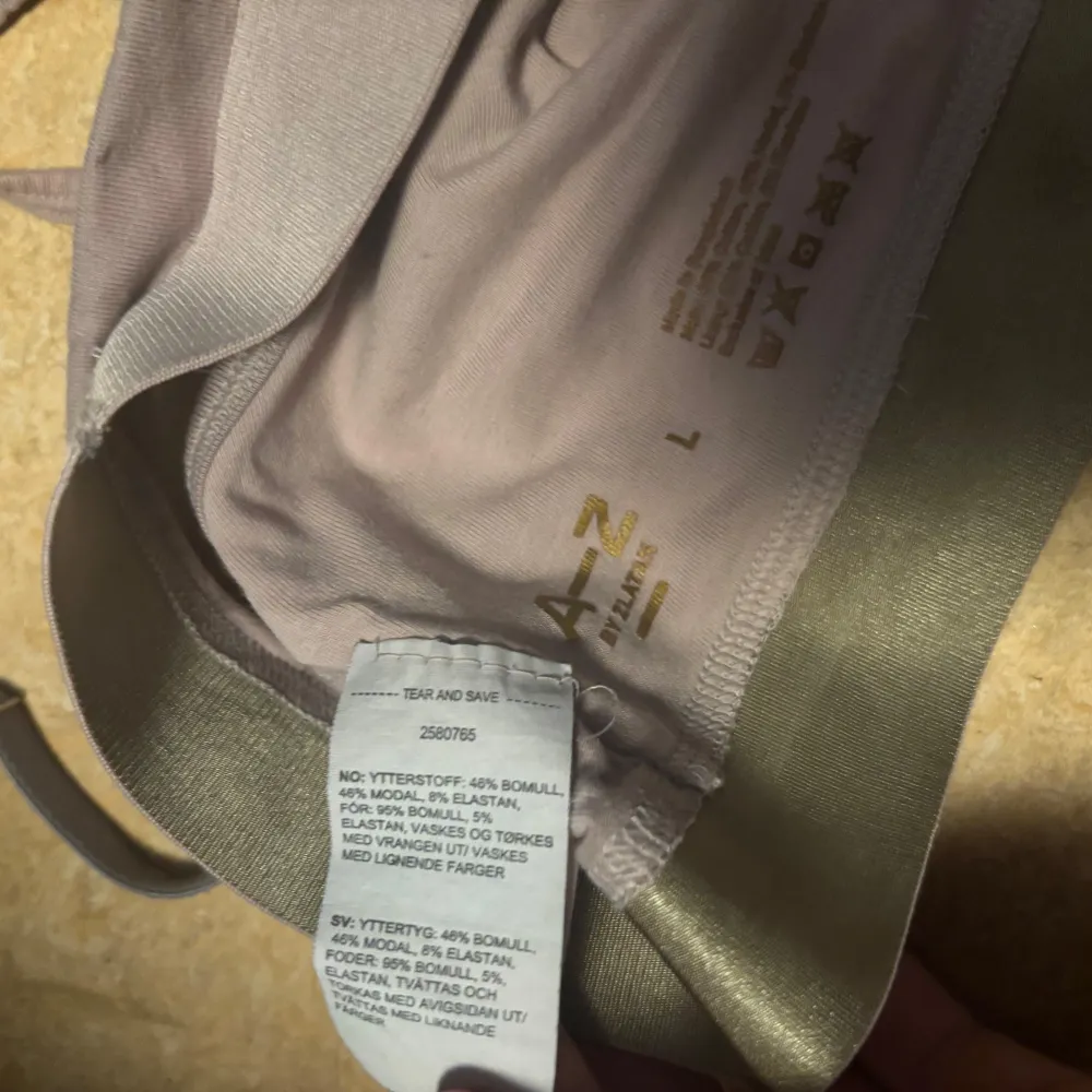 Säljer en beige linnetopp från A-Z med smala axelband och elastisk kant nedtill. Perfekt för en avslappnad stil. Tillverkad i en mjuk bomullsblandning för extra komfort. Inga inlägg, Zlatans märke. Yläosat.