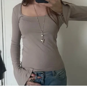 Soft touch tröja  - Jätte fin långärmad topp från Gina Tricot med slits i ärmen, använd fåtal gånger. 