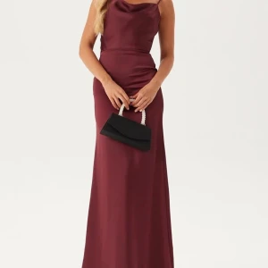 Vinröd långklänning med draperad hals - Elegant vinröd långklänning med draperad hals och smala axelband. Oanvänd klänning med prislappen fortfarande på. 