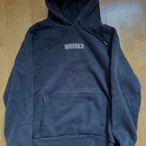 Hoodie från Hoodrich - Säljer en superskön svart hoodie från Hoodrich. Den är i storlek L, och jag vet tyvär inte om den är äkta💕 Skriv gärna om du har frågor runt varan!