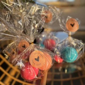 Handgjorda badbomber - Jag började göra badbomber till min son och upptäckte hur kul det är! Nu vill jag testa att sälja dem. Perfekta som present – till dig själv, barn eller vuxna, eller som en fin ‘gå bort’-present. En 