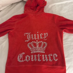 Röd hoodie från Juicy Couture - Säljer en snygg röd vintage hoodie från Juicy Couture. Säljer pågrund av att den blivit för liten för mig💕