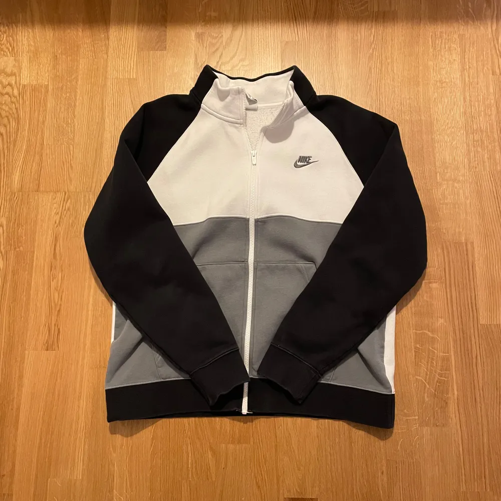Nike tracksuit som är använd fåtal gånger, skriv vid intresse!. Hupparit & Collegepaidat.
