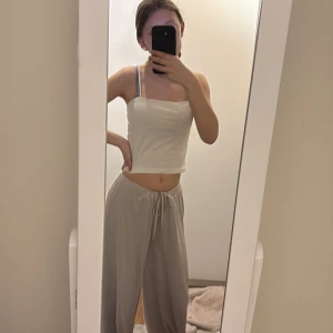 Vit linnetopp från Gina Tricot - Säljer en stilren vit linnetopp från Gina Tricot. Använde denna en period men sen slutade jag eftersom jag hittade kläder jag tyckte om mer, storlek S. 