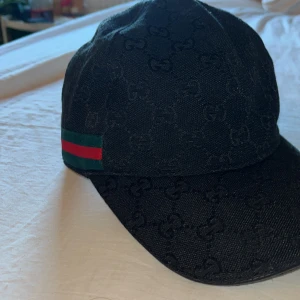 Gucci keps - Riktigt snygg Gucci keps, använd fåtal gånger och är i grymt skick perfekt nu till våren och sommaren.
