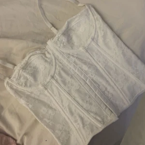 Vit spetskorsett med snörning - Jätte snygg korsett topp, perfekt till fest! 