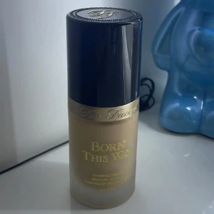 Too Faced Born This Way Foundation - Säljer en Too Faced Born This Way Foundation i nyansen Snow. Denna foundation är oljefri och erbjuder medium till full täckning. Endast testad. Skriv vid frågor 